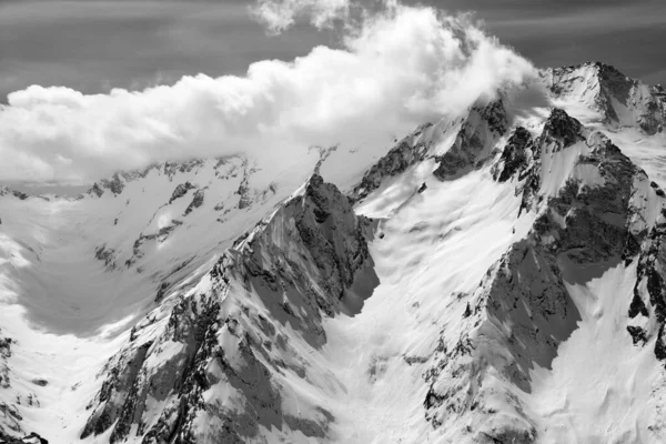 Montagne Invernali Bianco Nero Tra Nuvole Caucaso Montagne Regione Dombay — Foto Stock