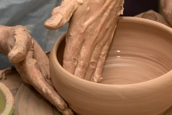 Processo Fazer Tigela Argila Roda Cerâmica Potter Trabalho Vista Perto — Fotografia de Stock