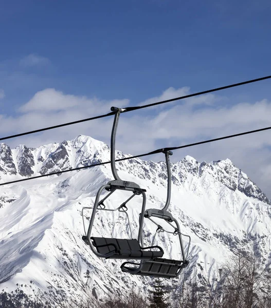 Güneşli Bir Günde Karlı Dağlarda Sandalye Kaldırmak Kafkas Dağları Hatsvali — Stok fotoğraf