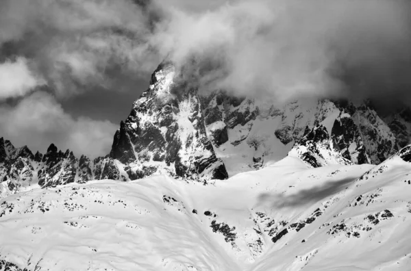 Vista Blanco Negro Sobre Monte Ushba Niebla Sol Día Invierno —  Fotos de Stock