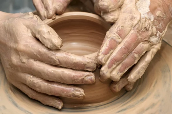 Femmes Mains Argile Processus Fabrication Vaisselle Sur Roue Poterie Potter — Photo