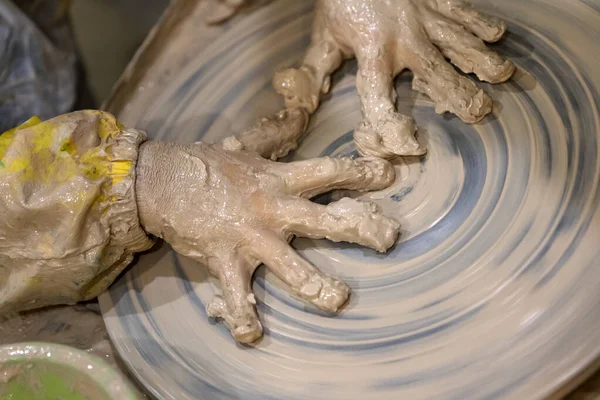 Mãos Menina Jovem Barro Roda Cerâmica Potter Trabalho Vista Perto — Fotografia de Stock
