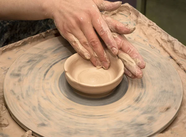 Mãos Mulher Barro Momento Processo Fazer Boliche Barro Roda Cerâmica — Fotografia de Stock