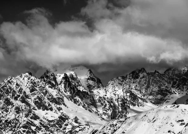 Schwarz Weißer Blick Auf Hohe Schneebedeckte Berge Wolken Sonnigen Tag — Stockfoto