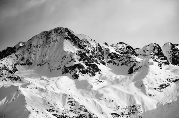 Vista Blanco Negro Montaña Luz Solar Nieve Cielo Gris Noche — Foto de Stock