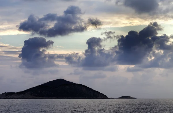 日没時に暗い雲と海と空の島 地中海 トルコ — ストック写真