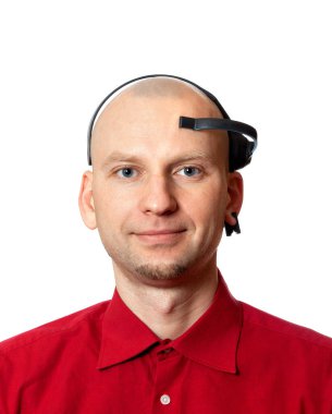 Kafasında elektroansefalografi (EEG) olan genç bir adamın portresi. Beyaz arkaplanda izole.