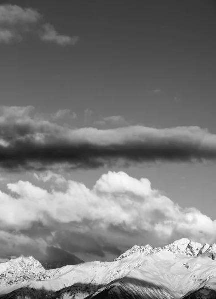 黄昏时分 白雪公主在云彩中俯瞰着冬天的群山 高加索山脉 格鲁吉亚Svaneti地区 — 图库照片