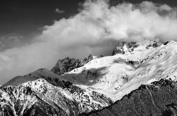 Schwarz Weißer Blick Auf Schneeberge Wolken Tag Der Wintersonne Berge — Stockfoto