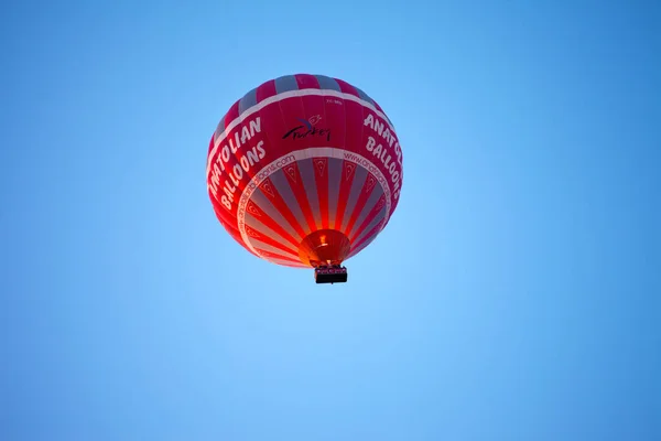 Gorem Cappadocia Turkey Maj 2013 Varmluftsballong Blå Klar Solljus Himmel — Stockfoto