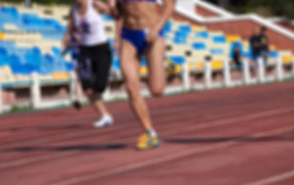 Stadyumdaki Atletik Koşu Yarışının Bulanık Görüntüsü Odak Noktasında Değil Arkaplan — Stok fotoğraf