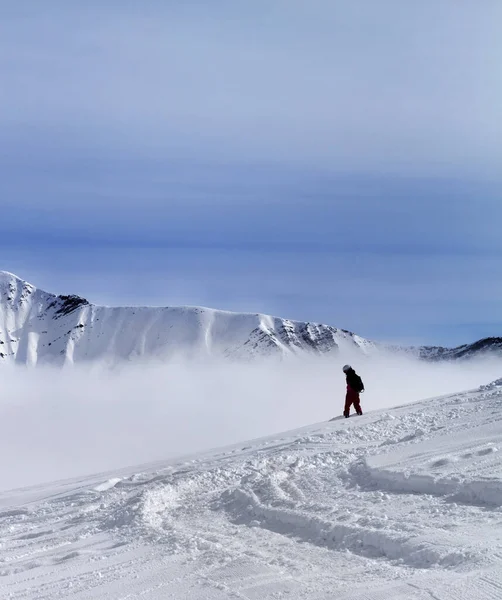 Snowboarder Piste Slope Newly Fallen Snow Mountains Fog Caucasus Mountains — Stock Photo, Image