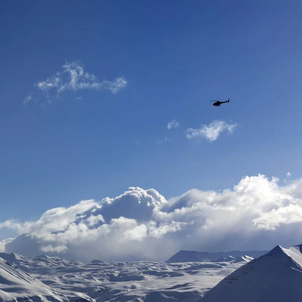 Ελικόπτερο Πάνω Από Χιονισμένο Οροπέδιο Και Ηλιόλουστο Ουρανό Βράδυ Του — Φωτογραφία Αρχείου