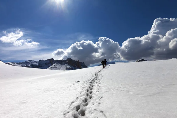 Footpath Snow Two Hikers Snowy Plateau Sun Spring Day Turkey — Stock Photo, Image