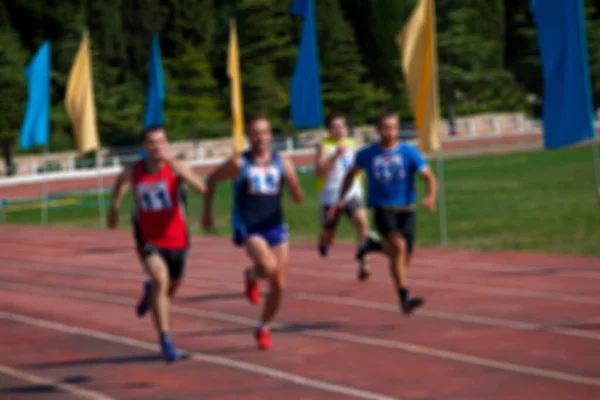 Açık Hava Stadyumunda Erkek Atletizm Koşu Müsabakasının Bulanık Görüntüsü Odak — Stok fotoğraf