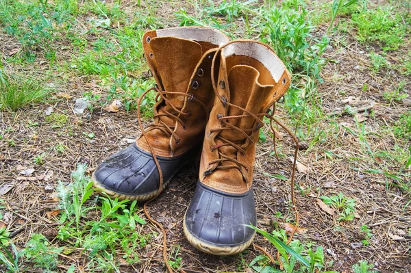 Paar Nasse Jagdstiefel Auf Waldlichtung Sonnigen Herbsttag — Stockfoto