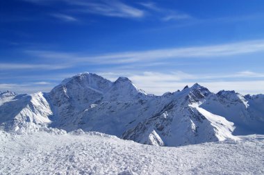 Karlı kışta Kafkas Dağları. Yamaçtan Donguzorun Dağı 'na bak. Elbrus.