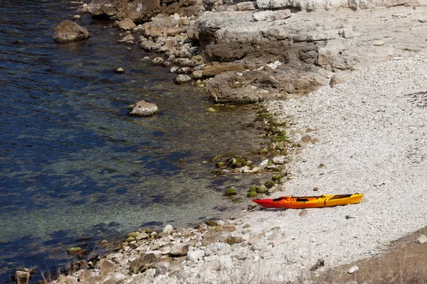 Oranje Kajak Kiezelstrand Van Zeekust Zonnige Zomerdag Uitzicht Van Bovenaf — Stockfoto