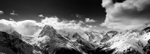 Czarno Biała Panorama Śnieżnej Góry Zimowy Dzień Kaukaz Region Dombay — Zdjęcie stockowe