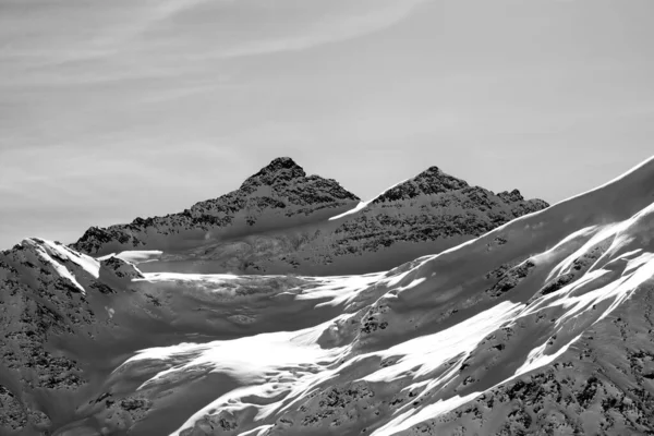 Vista Preto Branco Nas Montanhas Inverno Com Cornija Neve Noite — Fotografia de Stock