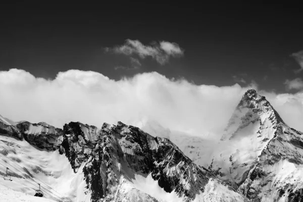雪の冬にスキー場で黒と白の景色 コーカサス山脈 ドムベイ地方 — ストック写真