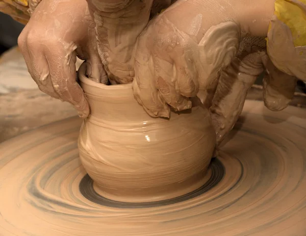 Principiante Insegnante Procinto Fare Ciotola Argilla Sulla Ruota Ceramica Ceramisti — Foto Stock