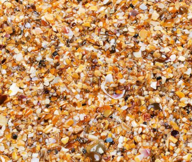 Güneşli yaz gününde plajda ıslak çok renkli kum. Yukarıdan bak. Doğa arkaplanı.