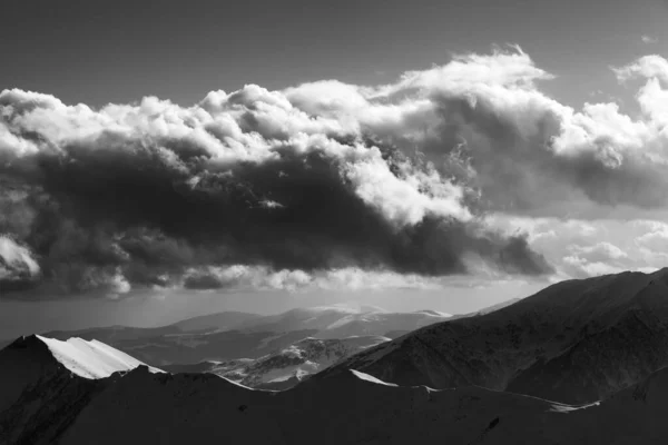 Schwarz Weißer Blick Auf Die Winterberge Abend Und Sonnenwolken Kaukasus — Stockfoto
