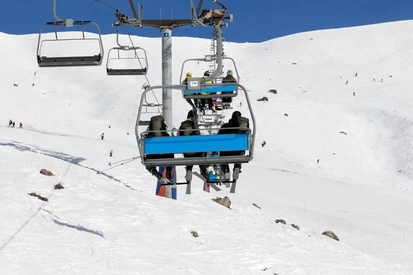 Skiers Snowboarders Chair Lift Snow Ski Slope Sun Winter Day — Stock Photo, Image