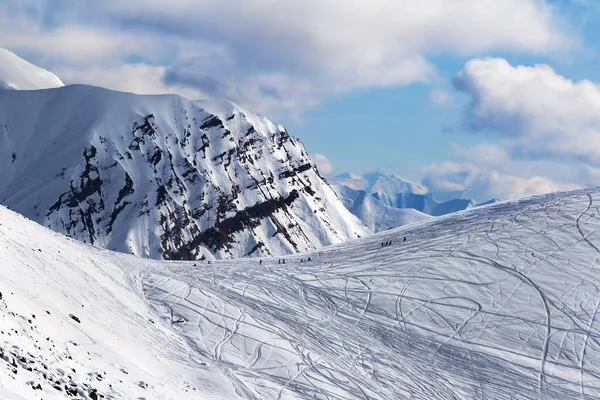 Snow Piste Slope Freeriding Traces Skis Snowboards Silhouette Freeriders Sun — Stock fotografie