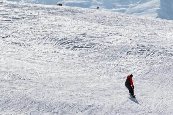 Snowboarder Skier Downhill Snow Piste Slope Sun Winter Day Caucasus — Stok fotoğraf