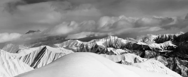 Vista Panorámica Blanco Negro Pendiente Nieve Fuera Pista Las Montañas —  Fotos de Stock