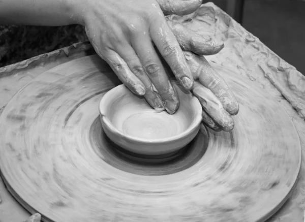 Жінка Тримає Глину Процесі Приготування Глиняної Чаші Керамічному Колесі Поттер — стокове фото