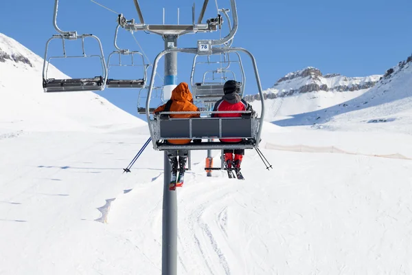 冬の日にはリフトと雪のスキー場に2人のスキーヤーが登ります コーカサス山脈 ジョージア州 グドーリ地方 — ストック写真