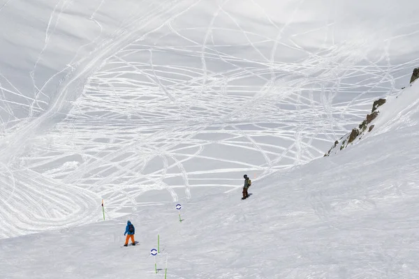 Два Сноубордиста Перед Спуском Фрирайду Холодный Солнечный День Кавказские Горы — стоковое фото