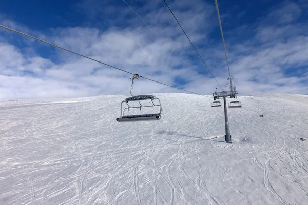 滑雪场外的滑雪场 滑雪场的座椅升降 蓝天云彩 高加索山脉冬季 格鲁吉亚 古道里地区 广角镜 — 图库照片