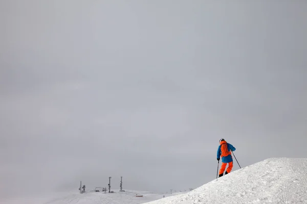 Skier Downhill Freeride Slope Overcast Misty Sky Day Bad Weather — Stock Photo, Image