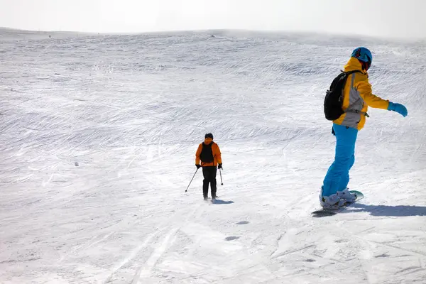 Snowboardzista Narciarz Zjazdowy Śniegu Piste Stoku Słoneczny Zimowy Dzień Mgłą — Zdjęcie stockowe