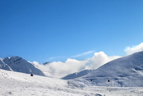 Lanovka Gondola Sjezdovka Stopami Lyží Snowboardů Pěkného Slunečního Rána Kavkazské — Stock fotografie