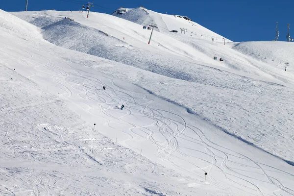 Snowboarders Downhill Skipiste Mooie Zonnige Dag Georgia Regio Gudauri Kaukasus — Stockfoto