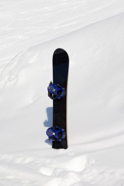 Kar kış dağlarda kar yağışı güzel güneş gün sonra rüzgârla oluşan kar yığını içinde snowboard. 