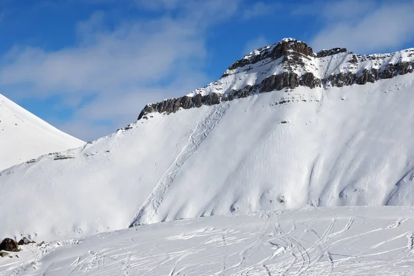 滑雪板 雪板和雪崩的痕迹 高加索山脉冬季艳阳天 格鲁吉亚 古道里地区 — 图库照片