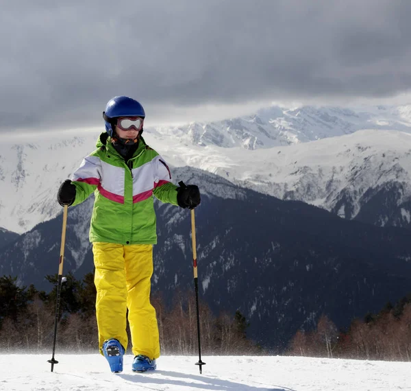 Giovane Sciatore Con Bastoncini Sci Sole Montagne Cielo Grigio Prima — Foto Stock