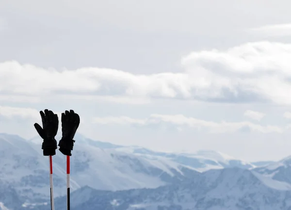 Черные Мужские Перчатки Лыжных Палках Снежные Зимние Горы Заднем Плане — стоковое фото