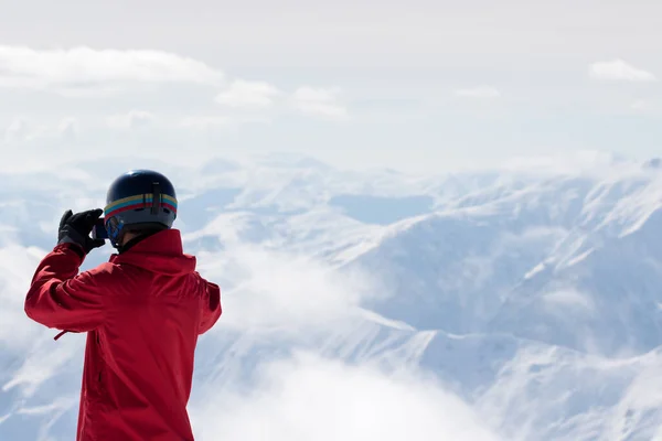 Snowboardcu Kamera Önünde Fotoğraf Çekiyor Arka Planda Sis Içinde Kar — Stok fotoğraf
