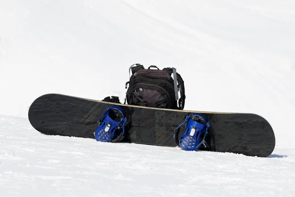 Snowboard Černý Batoh Sjezdovce Sněhu Zimní Hory Pěkného Slunečního Dne — Stock fotografie