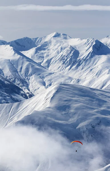 Sis Içinde Kar Dağlarına Paraşütle Atlamak Kışın Kafkas Dağları Gürcistan — Stok fotoğraf