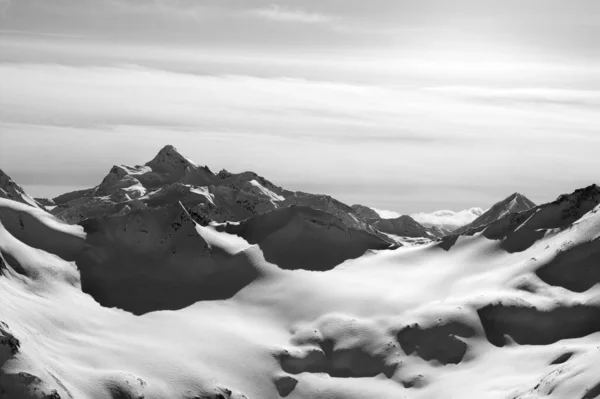 Zwart Witte Besneeuwde Bergen Avond Kaukasus Bergen Winter Uitzicht Vanaf — Stockfoto