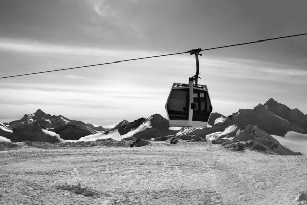 Zwart Wit Uitzicht Gondelbaan Skilift Sneeuw Winter Bergen Avonds Kaukasus — Stockfoto