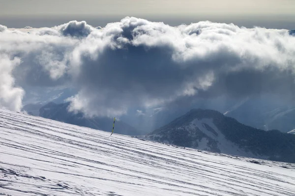 冬の夜に雪が降るとスラロームや日差しの嵐の雲のためのスキー場 コーカサス山脈 ジョージア州 グドーリ地方 — ストック写真